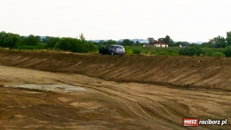 Zdjęcie w galerii na portalu naszraciborz.pl: Na polu w Krzyżanowicach odnaleziono niewybuch  wiadomości z regionu