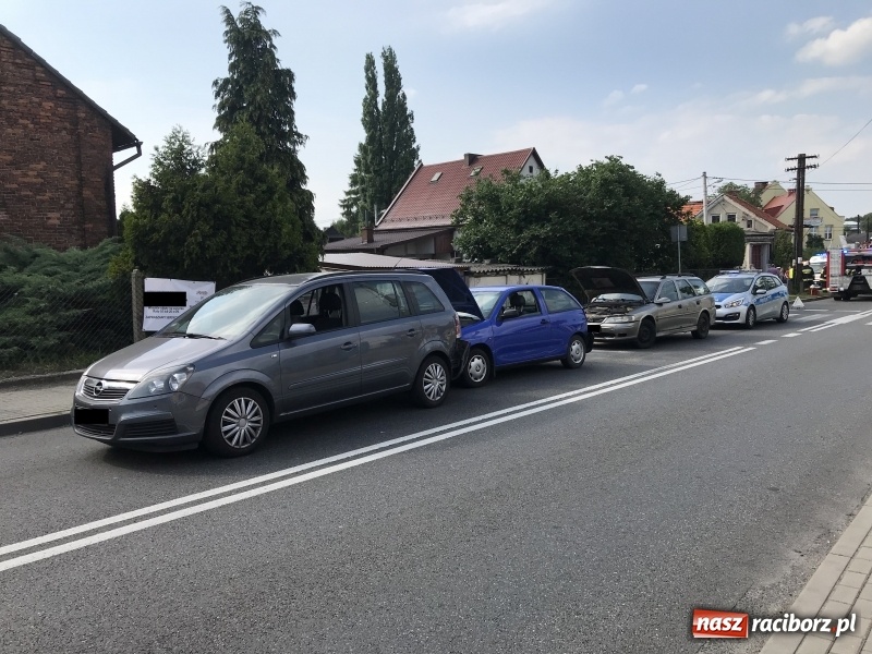 Zdjęcie w galerii na portalu naszraciborz.pl: Zderzenie trzech pojazdów na DK 45 w Studziennej. 78-latka trafiła do szpitala wiadomości z regionu