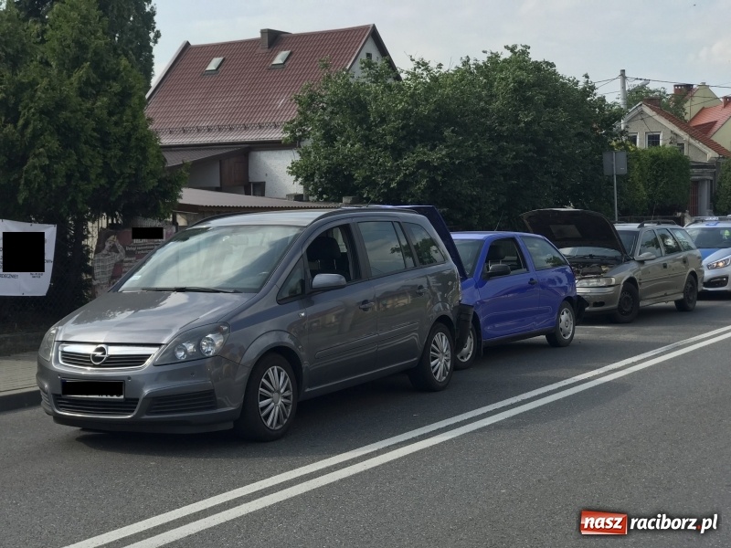 Zdjęcie w galerii na portalu naszraciborz.pl: Zderzenie trzech pojazdów na DK 45 w Studziennej. 78-latka trafiła do szpitala wiadomości z regionu