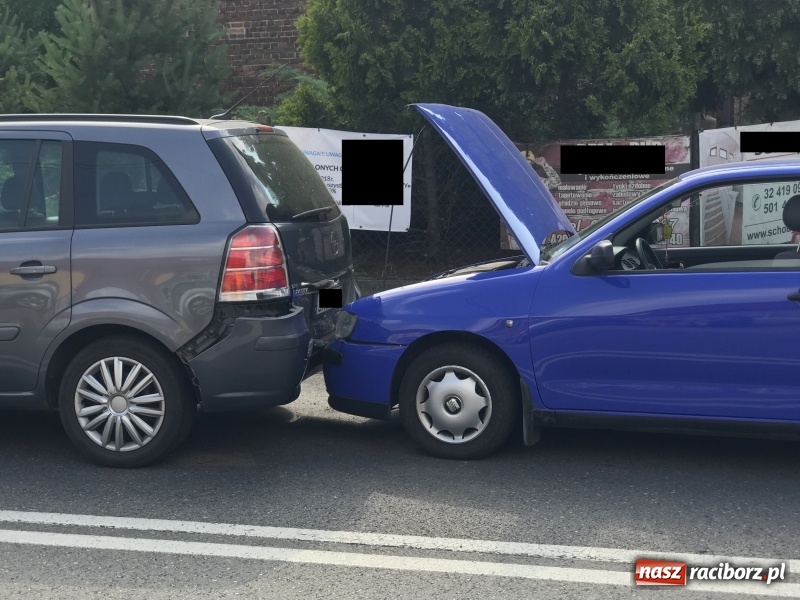 Zdjęcie w galerii na portalu naszraciborz.pl: Zderzenie trzech pojazdów na DK 45 w Studziennej. 78-latka trafiła do szpitala wiadomości z regionu