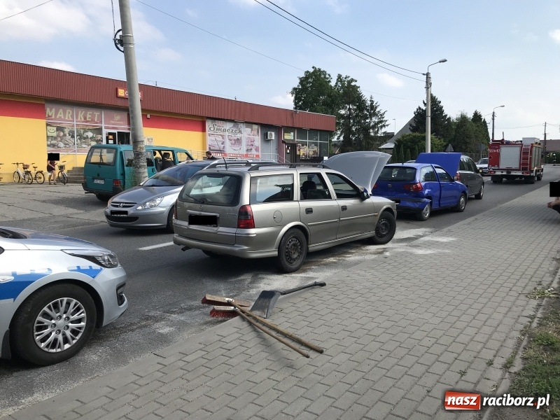 Zdjęcie w galerii na portalu naszraciborz.pl: Zderzenie trzech pojazdów na DK 45 w Studziennej. 78-latka trafiła do szpitala wiadomości z regionu