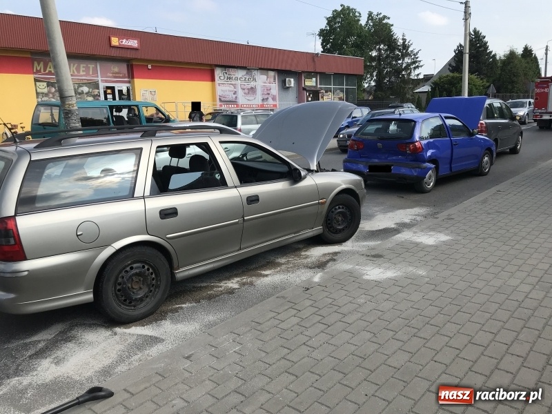 Zdjęcie w galerii na portalu naszraciborz.pl: Zderzenie trzech pojazdów na DK 45 w Studziennej. 78-latka trafiła do szpitala wiadomości z regionu