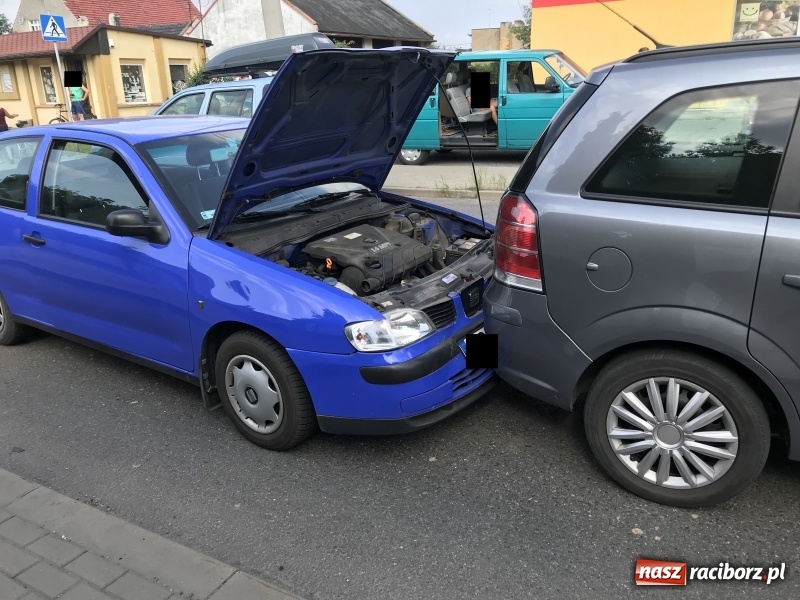 Zdjęcie w galerii na portalu naszraciborz.pl: Zderzenie trzech pojazdów na DK 45 w Studziennej. 78-latka trafiła do szpitala wiadomości z regionu