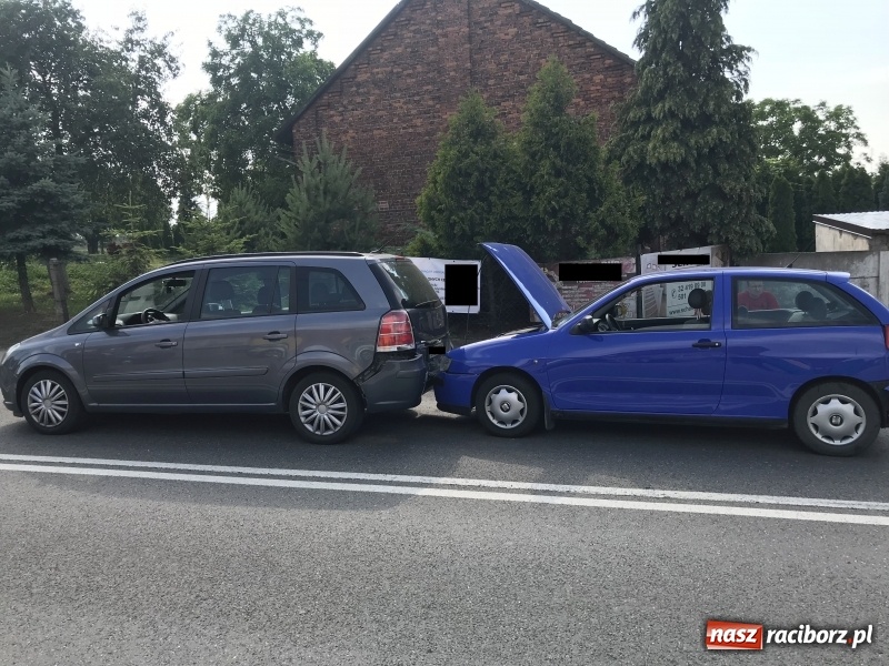 Zdjęcie w galerii na portalu naszraciborz.pl: Zderzenie trzech pojazdów na DK 45 w Studziennej. 78-latka trafiła do szpitala wiadomości z regionu