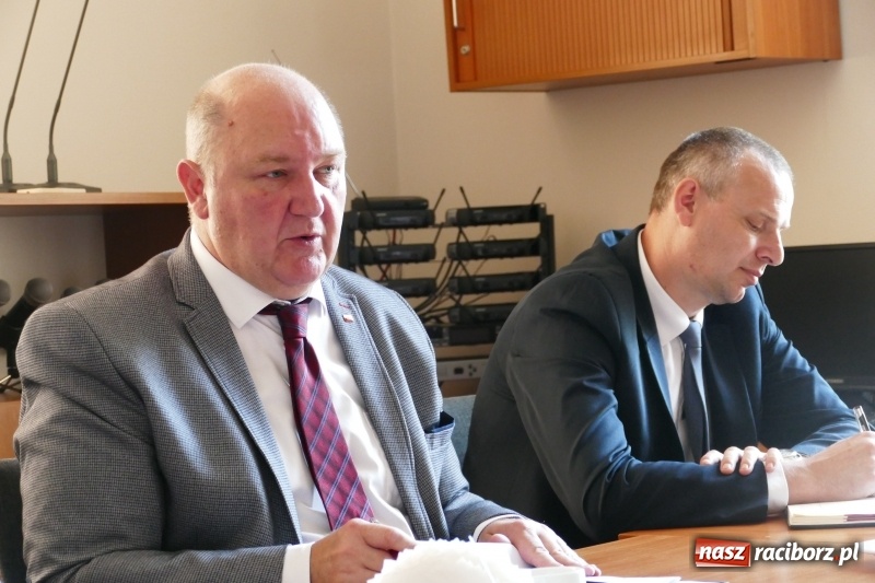 Zdjęcie w galerii na portalu naszraciborz.pl: Wojewoda zobowiąże gminy do kontroli składowisk wiadomości z regionu