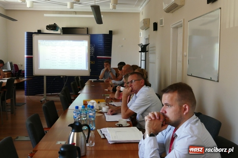 Zdjęcie w galerii na portalu naszraciborz.pl: Wojewoda zobowiąże gminy do kontroli składowisk wiadomości z regionu