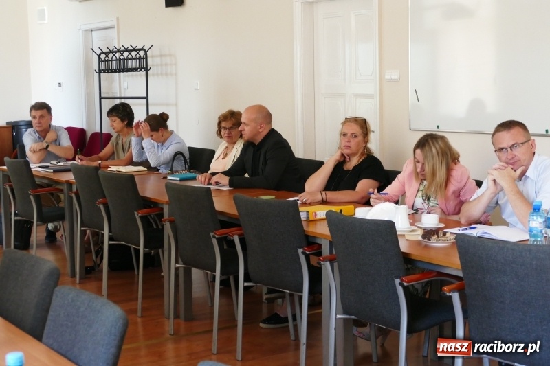 Zdjęcie w galerii na portalu naszraciborz.pl: Wojewoda zobowiąże gminy do kontroli składowisk wiadomości z regionu