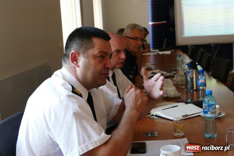 Zdjęcie w galerii na portalu naszraciborz.pl: Wojewoda zobowiąże gminy do kontroli składowisk wiadomości z regionu