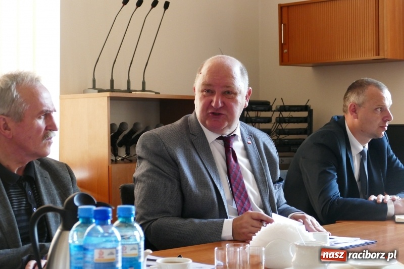 Zdjęcie w galerii na portalu naszraciborz.pl: Wojewoda zobowiąże gminy do kontroli składowisk wiadomości z regionu