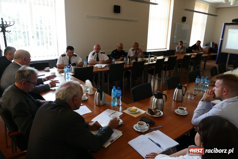 Zdjęcie w galerii na portalu naszraciborz.pl: Wojewoda zobowiąże gminy do kontroli składowisk wiadomości z regionu