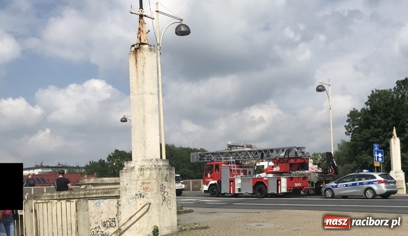 Zdjęcie w galerii na portalu naszraciborz.pl: Akcja na moście Zamkowym. Strażacy ratowali dziewczynę, która chciała skoczyć do Odry wiadomości z regionu