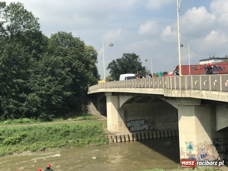 Zdjęcie w galerii na portalu naszraciborz.pl: Akcja na moście Zamkowym. Strażacy ratowali dziewczynę, która chciała skoczyć do Odry wiadomości z regionu