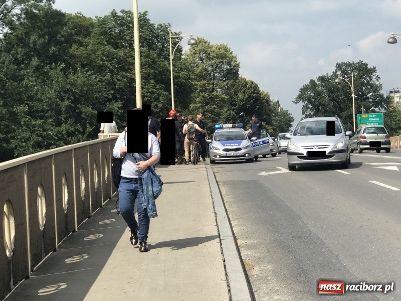 Zdjęcie w galerii na portalu naszraciborz.pl: Akcja na moście Zamkowym. Strażacy ratowali dziewczynę, która chciała skoczyć do Odry wiadomości z regionu