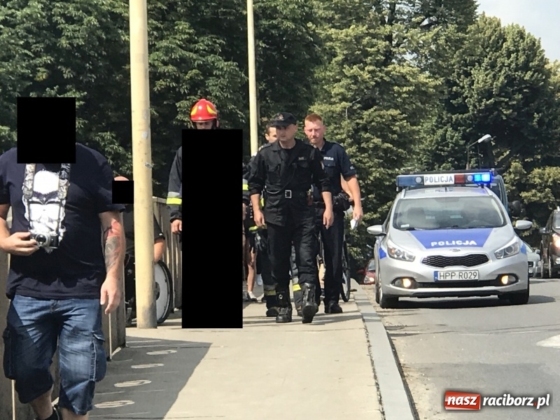 Zdjęcie w galerii na portalu naszraciborz.pl: Akcja na moście Zamkowym. Strażacy ratowali dziewczynę, która chciała skoczyć do Odry wiadomości z regionu