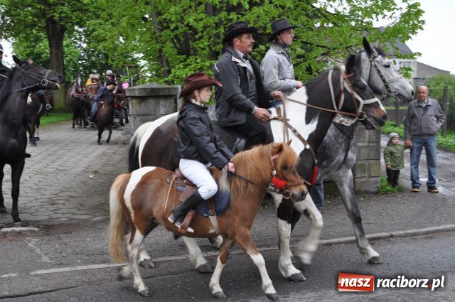 Zdjęcie w galerii na portalu naszraciborz.pl: Prosili o urodzaj, rzucając jajami wiadomości z regionu