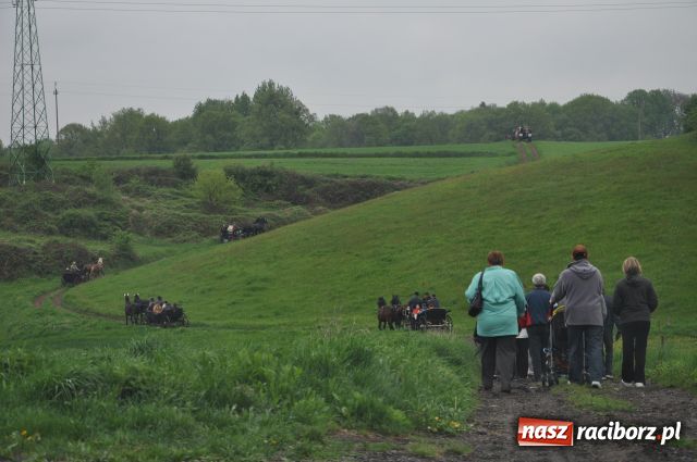 Zdjęcie w galerii na portalu naszraciborz.pl: Prosili o urodzaj, rzucając jajami wiadomości z regionu