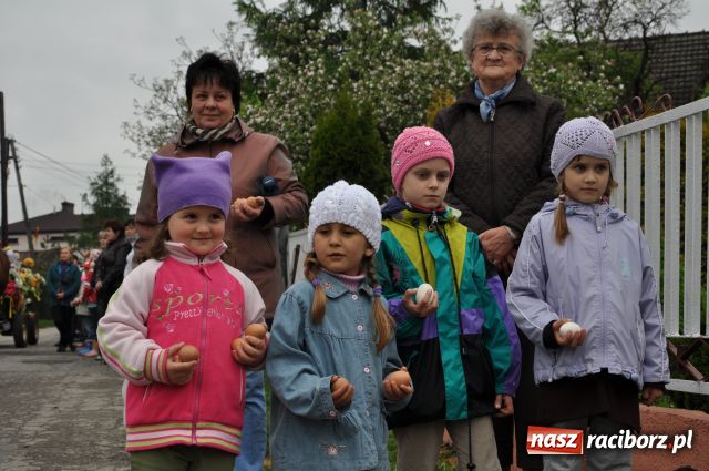 Zdjęcie w galerii na portalu naszraciborz.pl: Prosili o urodzaj, rzucając jajami wiadomości z regionu