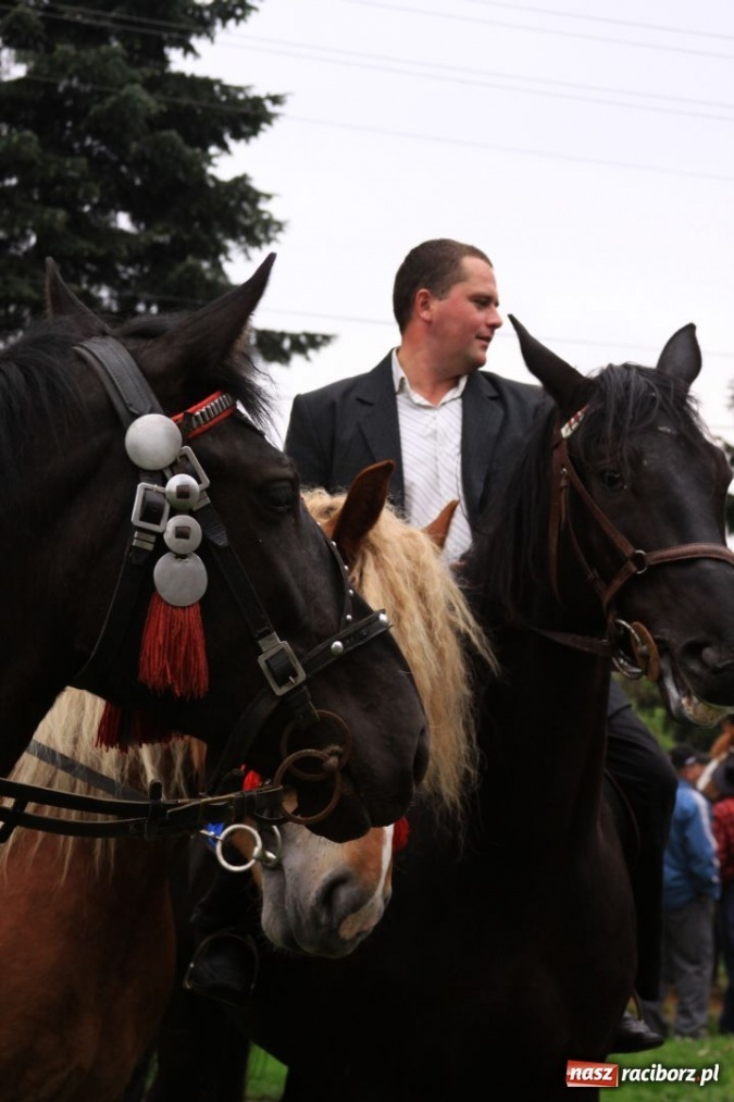 Zdjęcie w galerii na portalu naszraciborz.pl: Prosili o urodzaj, rzucając jajami wiadomości z regionu