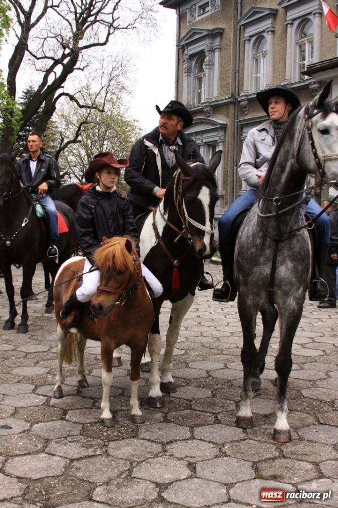 Zdjęcie w galerii na portalu naszraciborz.pl: Prosili o urodzaj, rzucając jajami wiadomości z regionu