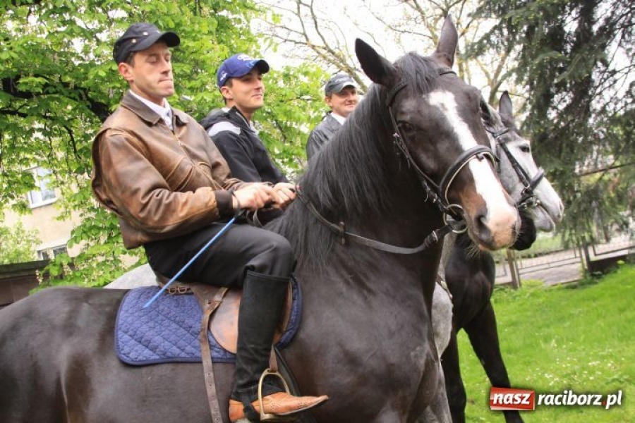 Zdjęcie w galerii na portalu naszraciborz.pl: Prosili o urodzaj, rzucając jajami wiadomości z regionu
