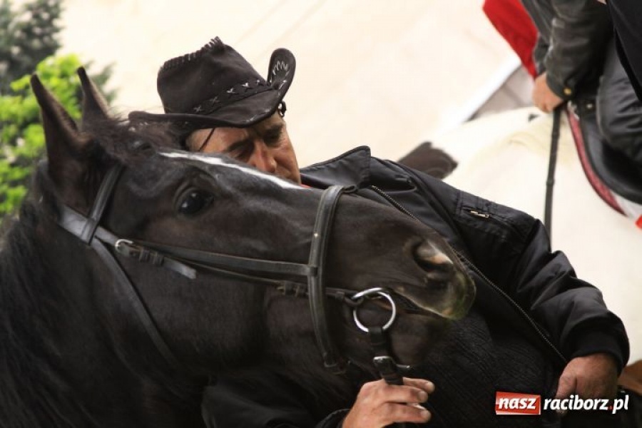 Zdjęcie w galerii na portalu naszraciborz.pl: Prosili o urodzaj, rzucając jajami wiadomości z regionu