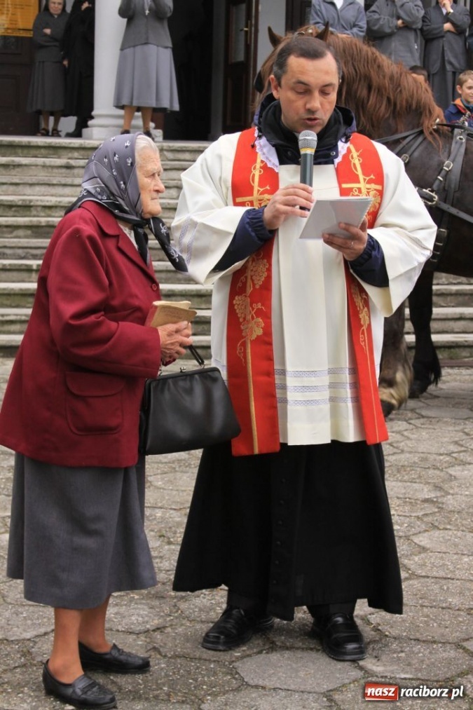Zdjęcie w galerii na portalu naszraciborz.pl: Prosili o urodzaj, rzucając jajami wiadomości z regionu
