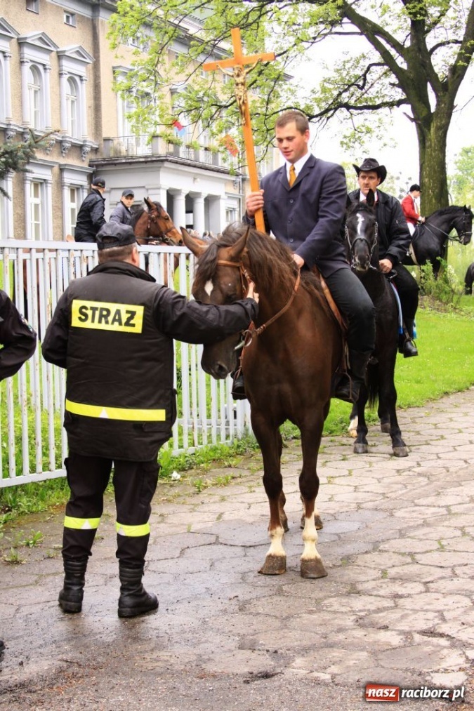 Zdjęcie w galerii na portalu naszraciborz.pl: Prosili o urodzaj, rzucając jajami wiadomości z regionu