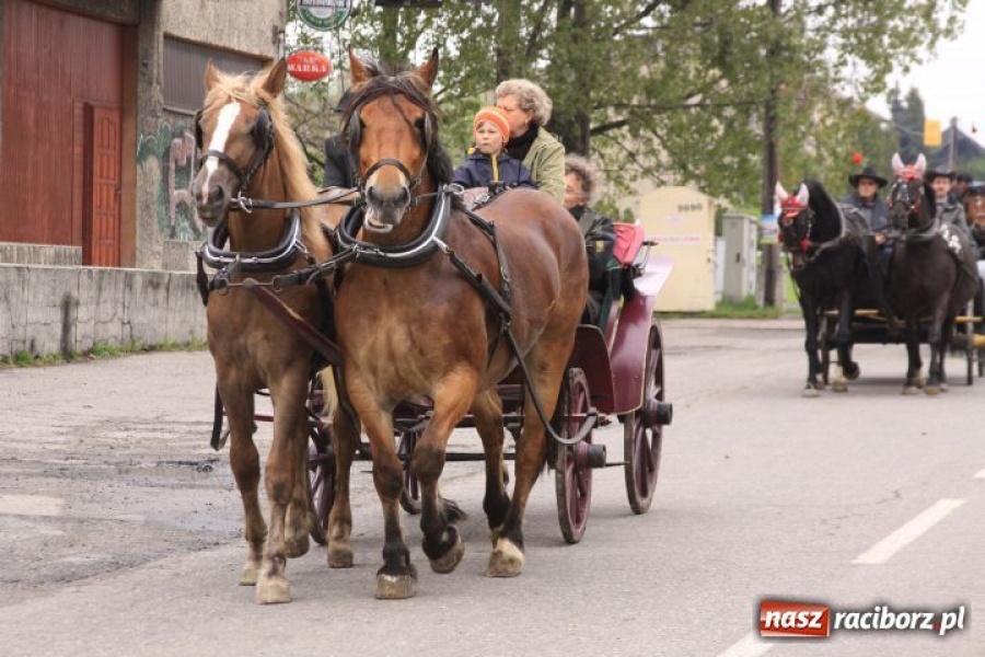 Zdjęcie w galerii na portalu naszraciborz.pl: Prosili o urodzaj, rzucając jajami wiadomości z regionu