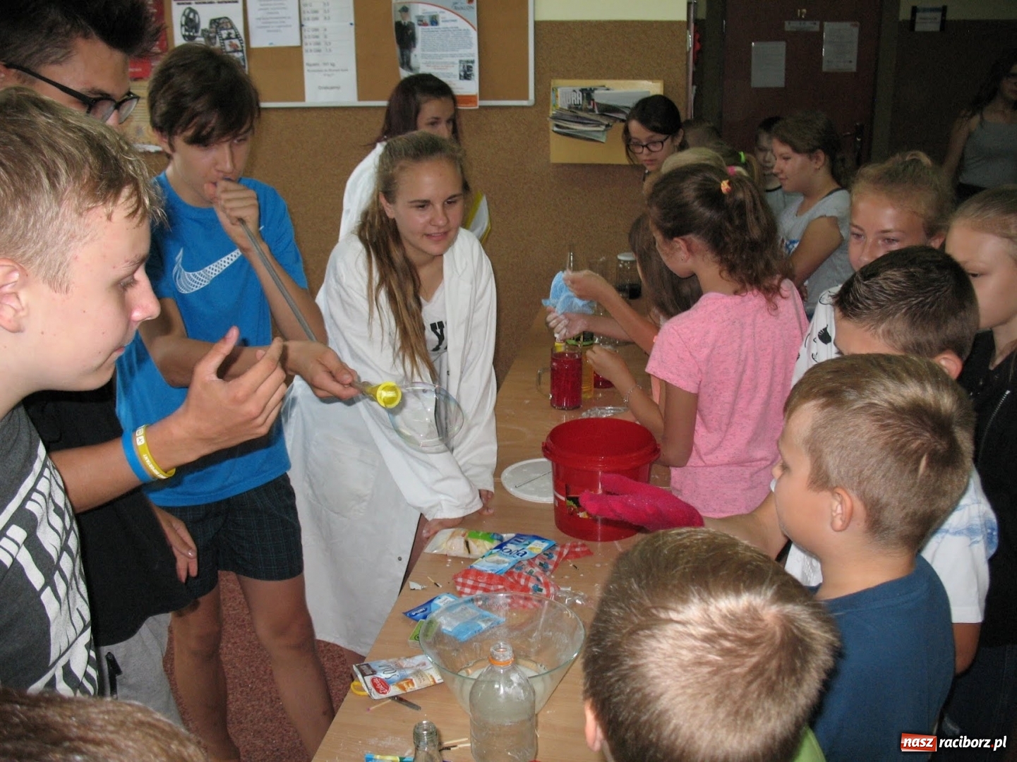 Zdjęcie w galerii na portalu naszraciborz.pl: Festiwal Nauki w Pietrowicach Wielkich kolejnym działaniem współpracy polsko-czeskiej młodzieży wiadomości z regionu