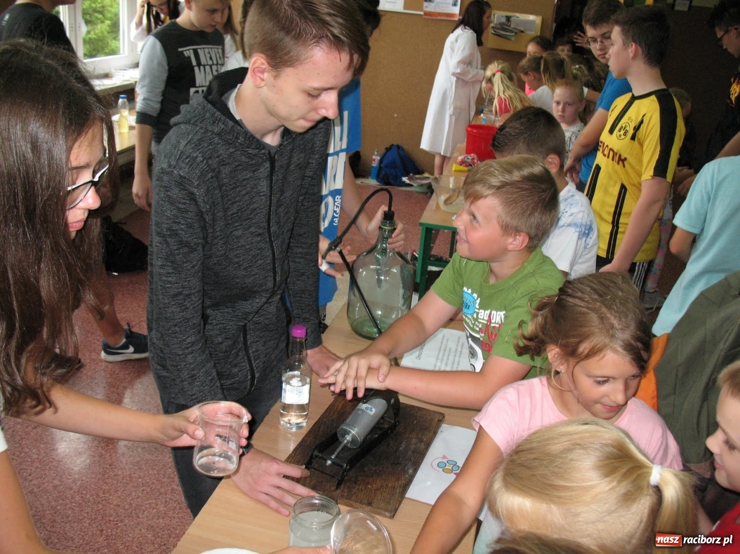 Zdjęcie w galerii na portalu naszraciborz.pl: Festiwal Nauki w Pietrowicach Wielkich kolejnym działaniem współpracy polsko-czeskiej młodzieży wiadomości z regionu
