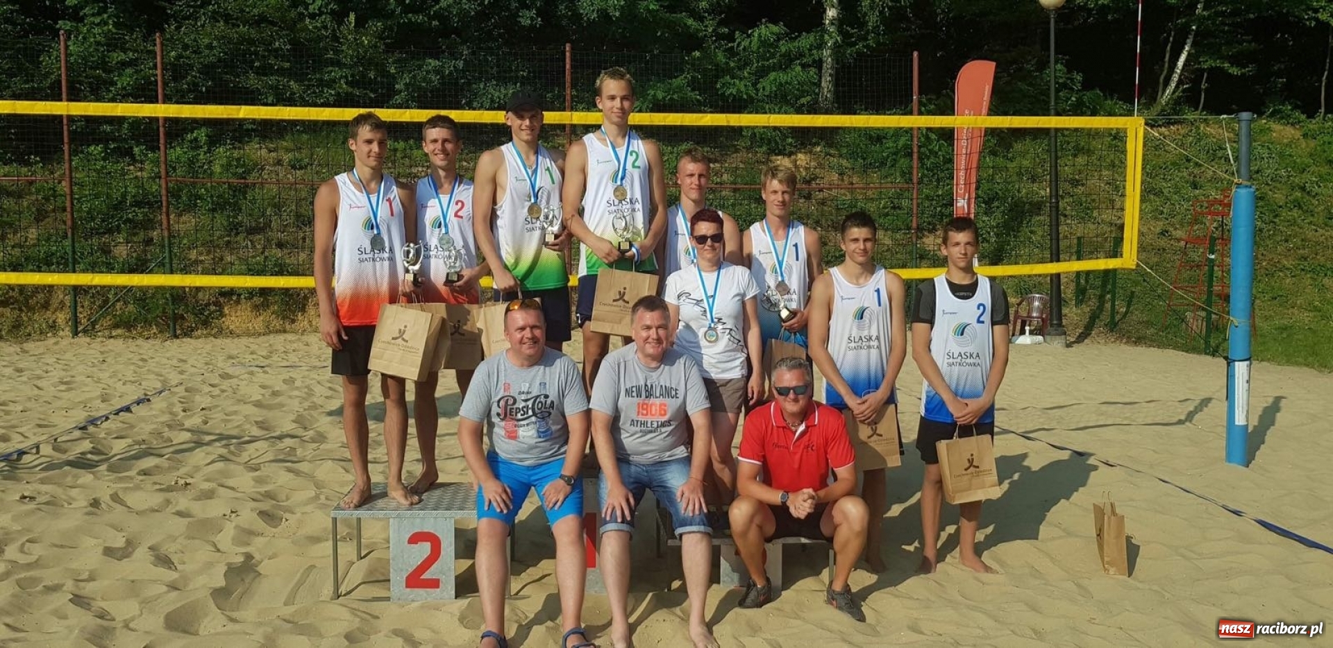 Zdjęcie w galerii na portalu naszraciborz.pl: Juniorzy KS AZS Rafako Racibórz mistrzami Ślaska w siatkówce plażowej wiadomości z regionu