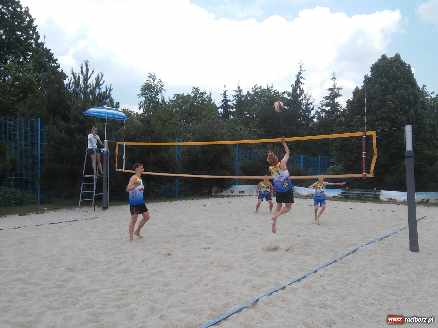 Zdjęcie w galerii na portalu naszraciborz.pl: Juniorzy KS AZS Rafako Racibórz mistrzami Ślaska w siatkówce plażowej wiadomości z regionu