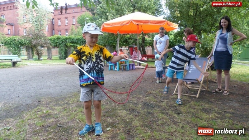 Zdjęcie w galerii na portalu naszraciborz.pl: Raciborska biblioteka na II Pikniku Sąsiedzkim w Ogródku Jordanowskim wiadomości z regionu