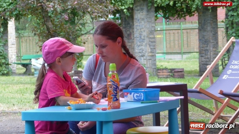 Zdjęcie w galerii na portalu naszraciborz.pl: Raciborska biblioteka na II Pikniku Sąsiedzkim w Ogródku Jordanowskim wiadomości z regionu