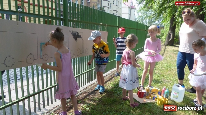 Zdjęcie w galerii na portalu naszraciborz.pl: Raciborska biblioteka na II Pikniku Sąsiedzkim w Ogródku Jordanowskim wiadomości z regionu