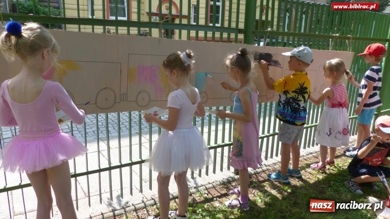 Zdjęcie w galerii na portalu naszraciborz.pl: Raciborska biblioteka na II Pikniku Sąsiedzkim w Ogródku Jordanowskim wiadomości z regionu