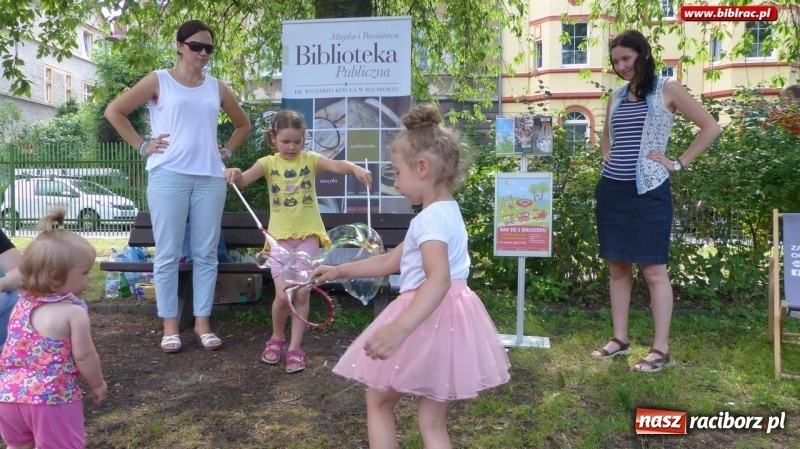 Zdjęcie w galerii na portalu naszraciborz.pl: Raciborska biblioteka na II Pikniku Sąsiedzkim w Ogródku Jordanowskim wiadomości z regionu