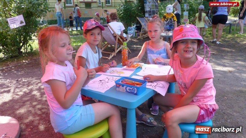 Zdjęcie w galerii na portalu naszraciborz.pl: Raciborska biblioteka na II Pikniku Sąsiedzkim w Ogródku Jordanowskim wiadomości z regionu