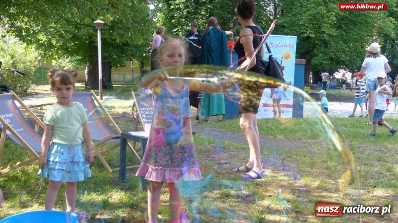 Zdjęcie w galerii na portalu naszraciborz.pl: Raciborska biblioteka na II Pikniku Sąsiedzkim w Ogródku Jordanowskim wiadomości z regionu