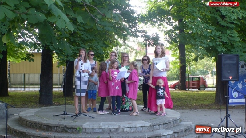 Zdjęcie w galerii na portalu naszraciborz.pl: Raciborska biblioteka na II Pikniku Sąsiedzkim w Ogródku Jordanowskim wiadomości z regionu