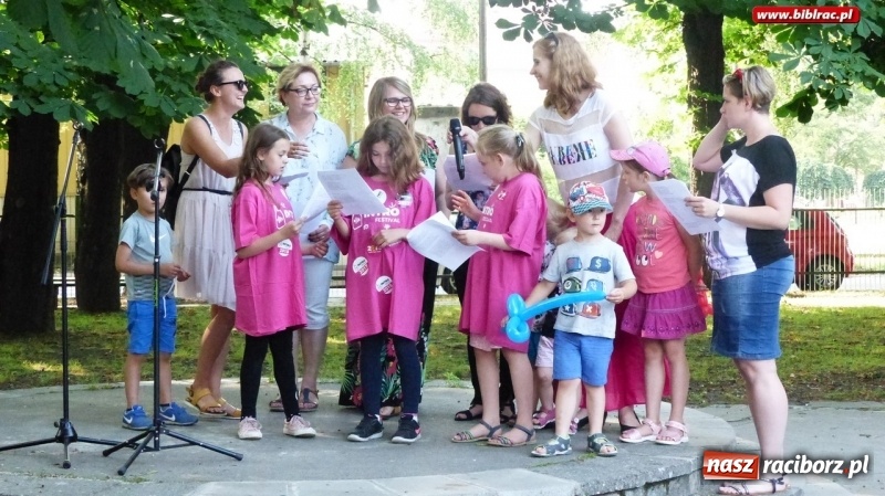 Zdjęcie w galerii na portalu naszraciborz.pl: Raciborska biblioteka na II Pikniku Sąsiedzkim w Ogródku Jordanowskim wiadomości z regionu