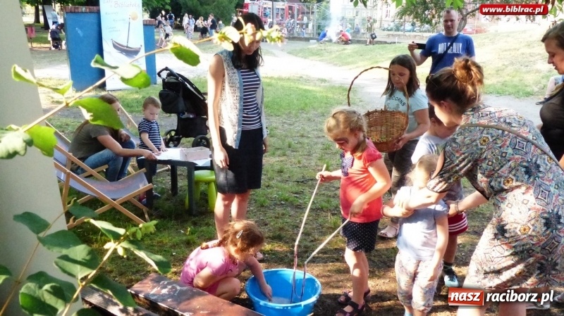 Zdjęcie w galerii na portalu naszraciborz.pl: Raciborska biblioteka na II Pikniku Sąsiedzkim w Ogródku Jordanowskim wiadomości z regionu