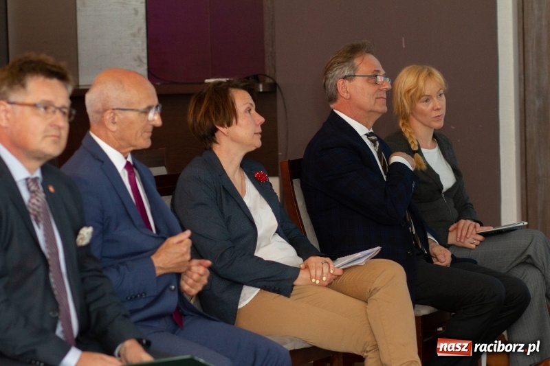 Zdjęcie w galerii na portalu naszraciborz.pl: III Forum Gospodarcze w Raciborzu. Dla inwestorów ważna jest szczerość!  wiadomości z regionu