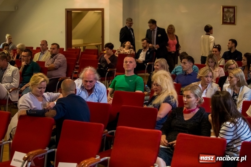 Zdjęcie w galerii na portalu naszraciborz.pl: Pełna MOC możliwości. Jacek Walkiewicz ładował raciborzanom akumulatory wiadomości z regionu