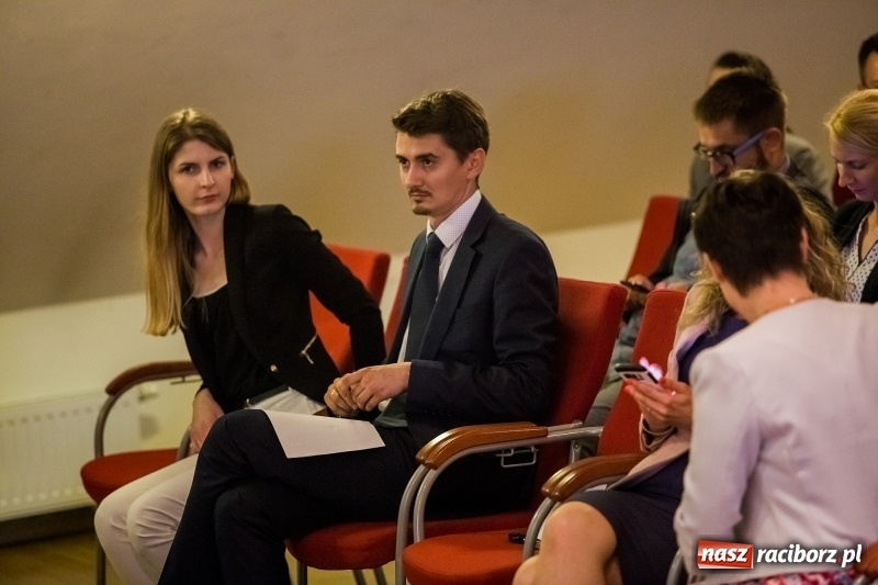 Zdjęcie w galerii na portalu naszraciborz.pl: Pełna MOC możliwości. Jacek Walkiewicz ładował raciborzanom akumulatory wiadomości z regionu