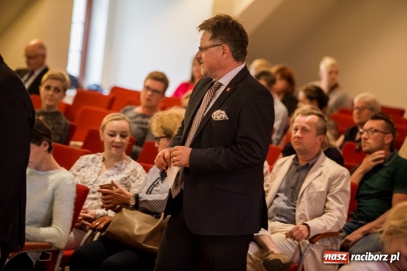 Zdjęcie w galerii na portalu naszraciborz.pl: Pełna MOC możliwości. Jacek Walkiewicz ładował raciborzanom akumulatory wiadomości z regionu