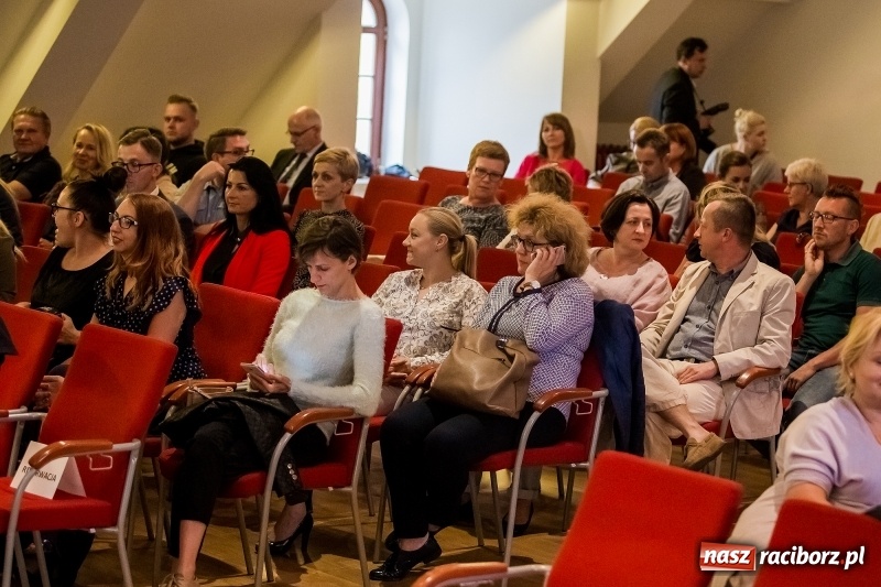 Zdjęcie w galerii na portalu naszraciborz.pl: Pełna MOC możliwości. Jacek Walkiewicz ładował raciborzanom akumulatory wiadomości z regionu