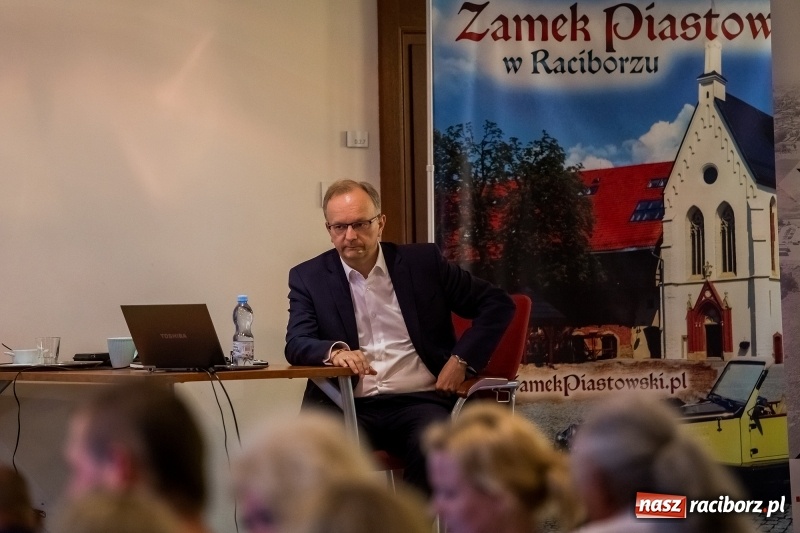 Zdjęcie w galerii na portalu naszraciborz.pl: Pełna MOC możliwości. Jacek Walkiewicz ładował raciborzanom akumulatory wiadomości z regionu