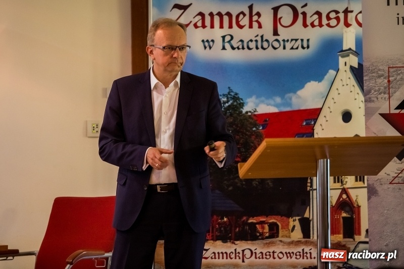 Zdjęcie w galerii na portalu naszraciborz.pl: Pełna MOC możliwości. Jacek Walkiewicz ładował raciborzanom akumulatory wiadomości z regionu