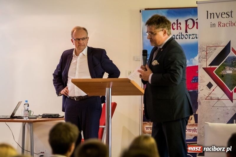 Zdjęcie w galerii na portalu naszraciborz.pl: Pełna MOC możliwości. Jacek Walkiewicz ładował raciborzanom akumulatory wiadomości z regionu